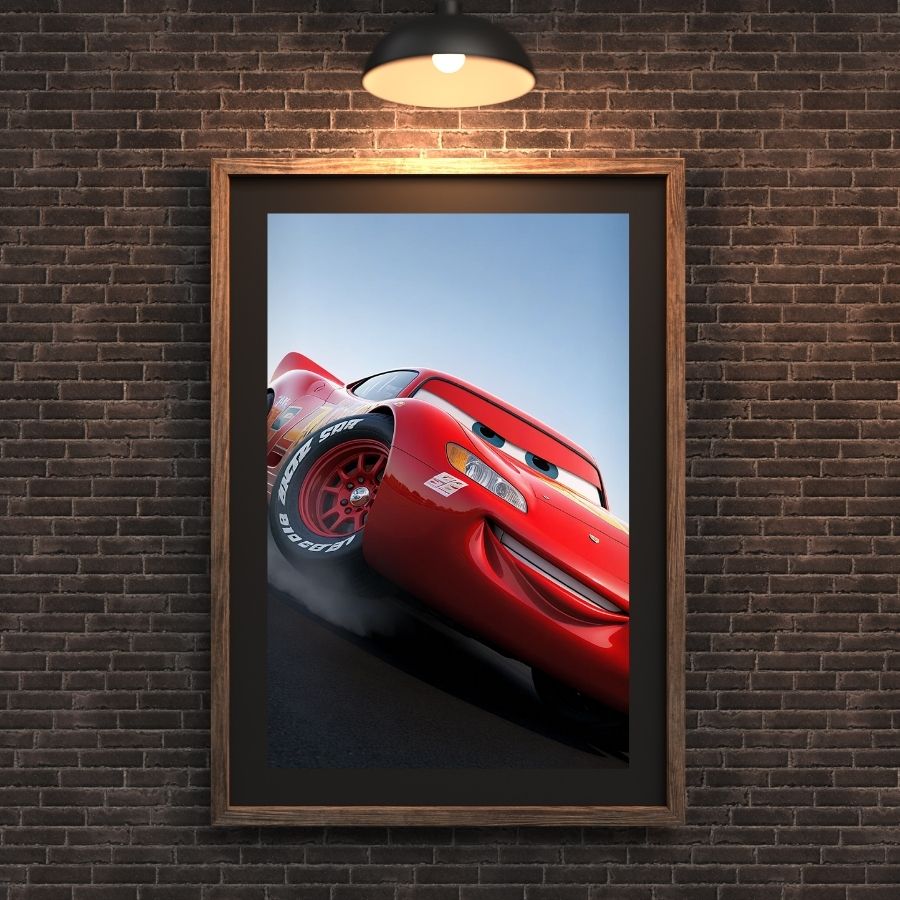 Poster Cars avec Flash McQueen en pleine course, pose dynamique et sportive, décoration murale pour enfants et fans Disney Pixar.