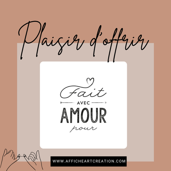 Image promotionnelle avec le texte 'Plaisir d'offrir' en haut et 'Fait avec amour' au centre, sur un fond beige et rose. En bas, le site www.afficheartcreation.com est mentionné.